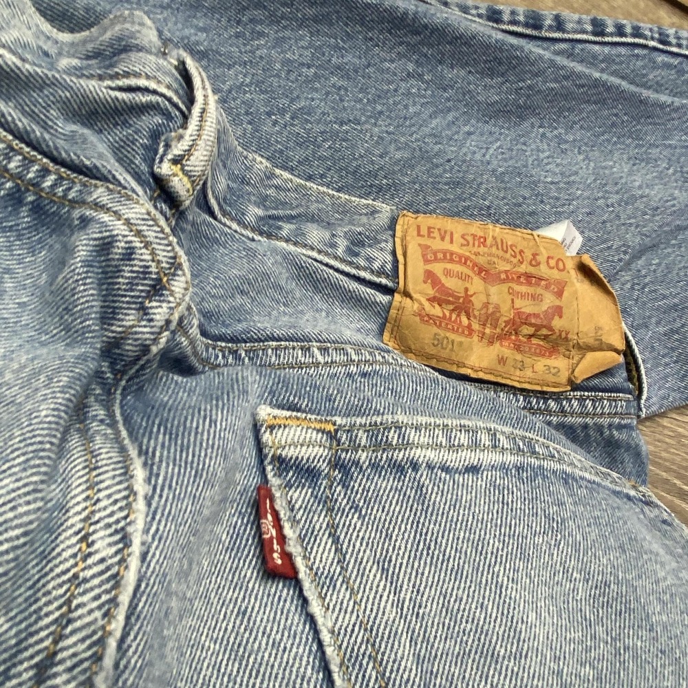 Levis 501 Jeans Mens 33x32 Blue Light Wash Denim Button Fly Straight Leg Classic - Picture 10 of 13